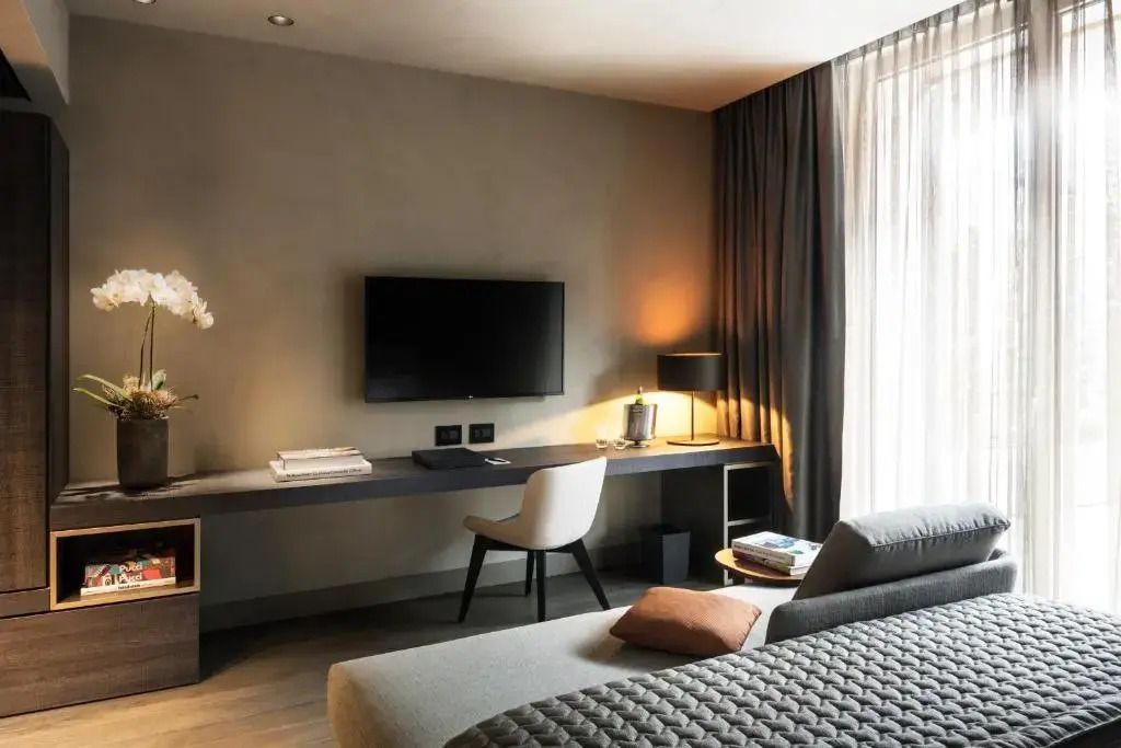 Arbeitsbereich mit Schreibtisch und Fernseher im modernen Zimmer