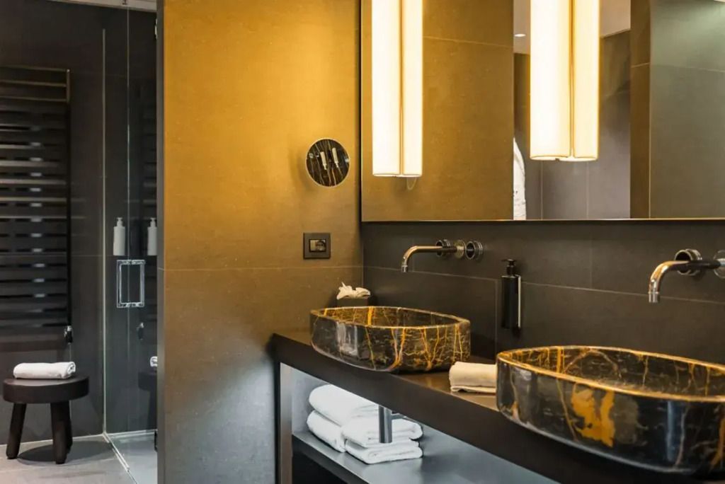 Luxuriöses Badezimmer mit Doppelwaschbecken und stilvoller Beleuchtung.