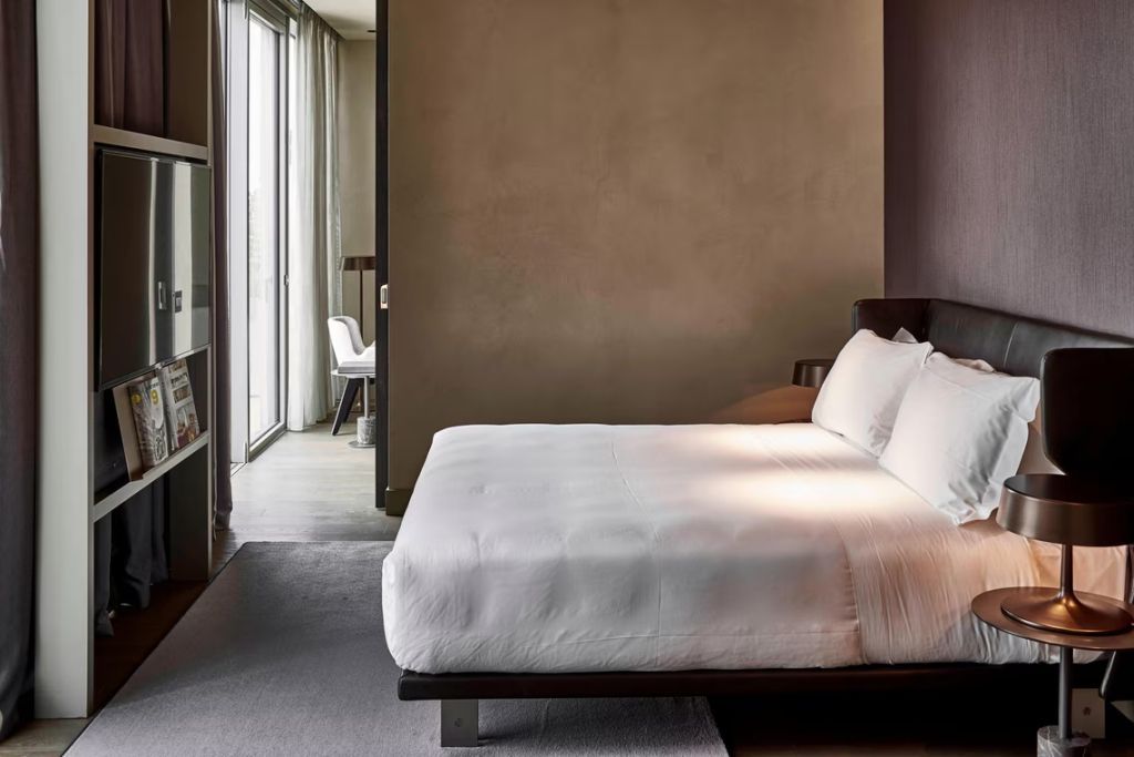 Elegantes Schlafzimmer der Executive Doppel Suite mit großem Doppelbett und Tageslicht.