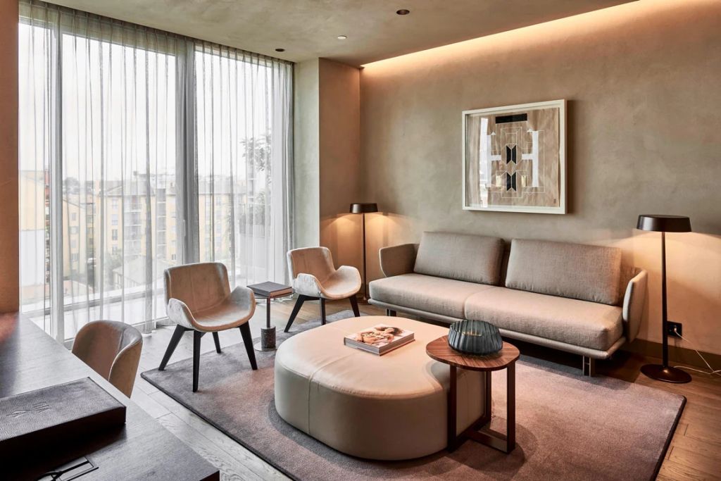Stilvoller Wohnbereich mit Sitzgruppe und sanfter Beleuchtung in der Executive Suite.