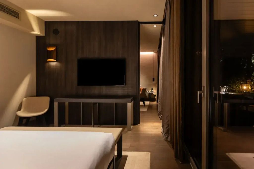 Blick ins stilvolle Zimmer mit modernem Mobiliar und Wand-TV