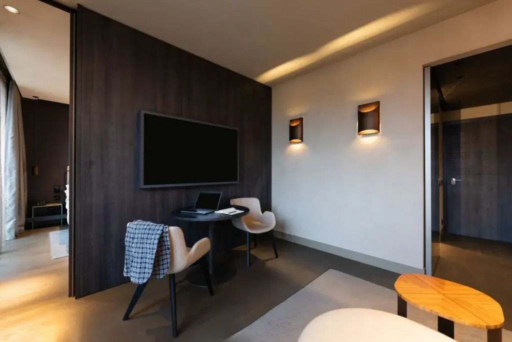Moderner Arbeitsbereich im Zimmer mit Schreibtisch und Fernseher