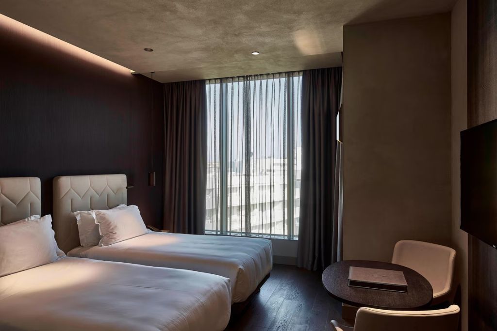 Zweibettzimmer mit großen Fenstern und modernem Interieur