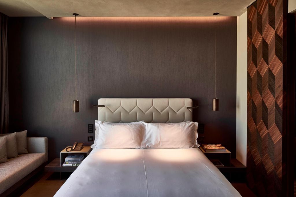 Modernes Superior Doppelzimmer mit elegantem Doppelbett und stilvoller Beleuchtung