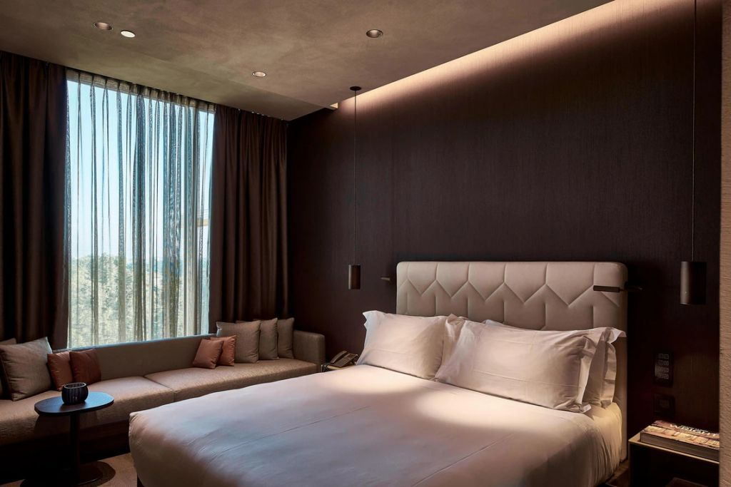 Superior Doppelzimmer mit großen Fenstern und luxuriösem Bett bei natürlichem Licht