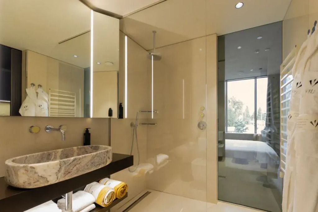 Elegantes Bad mit großem Spiegel und moderner Ausstattung im Superior Zimmer