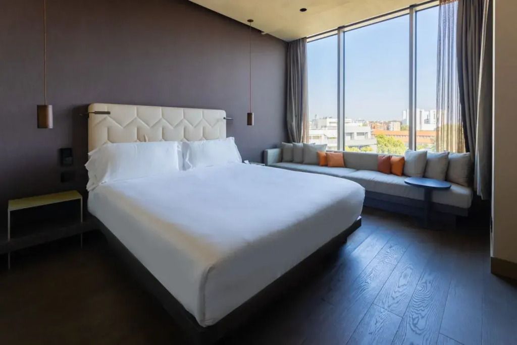 Elegantes Superior Premium Zimmer mit großem Bett und Stadtblick.