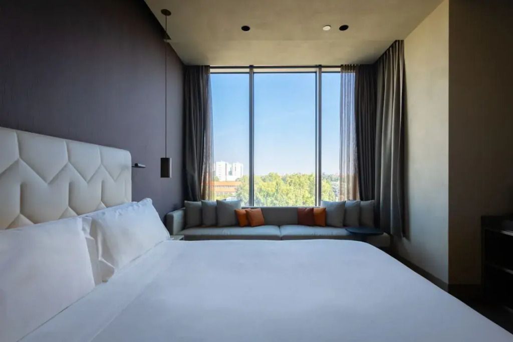 Modernes Doppelzimmer mit großen Fenstern und Panoramablick.