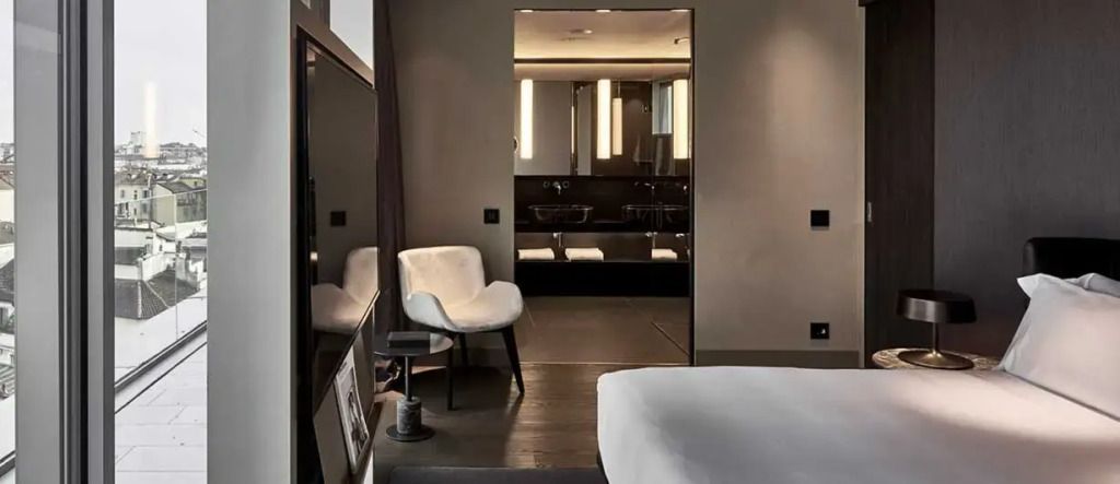 Elegantes Schlafzimmer mit modernem Design und gemütlichem Sessel