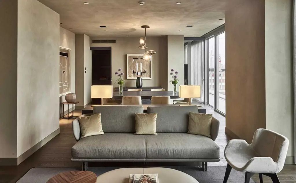 Luxuriöses Wohnzimmer mit großen Fenstern und geschmackvoller Dekoration