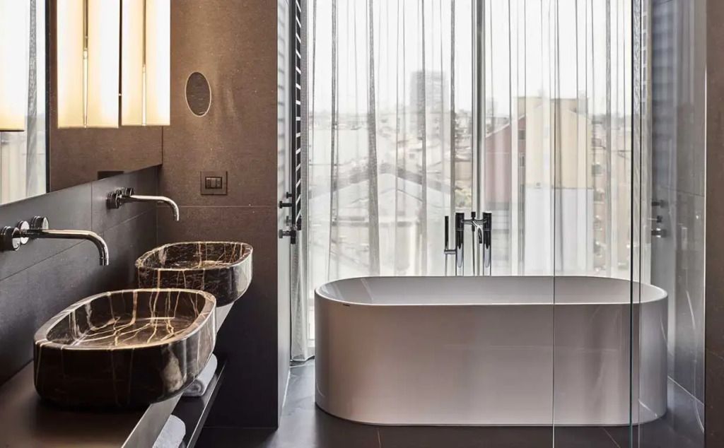 Hochwertiges Badezimmer mit freistehender Badewanne und Stadtblick