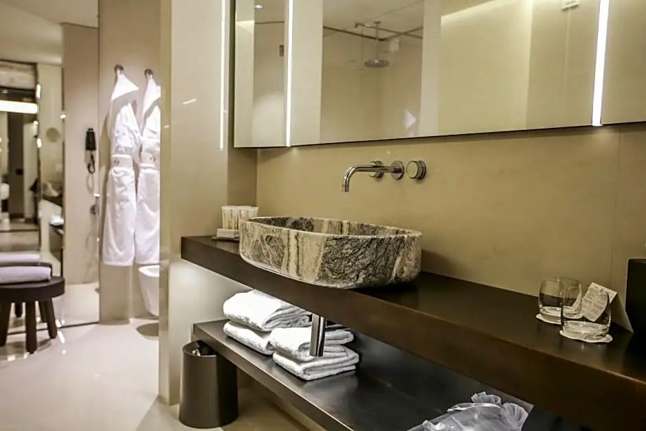Badezimmer mit eleganter Wandgestaltung und großzügigem Waschbereich