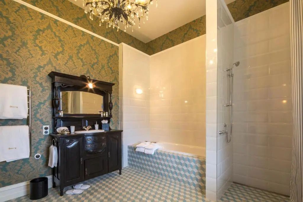 Elegantes Badezimmer mit Vintage-Möbeln und modernem Design