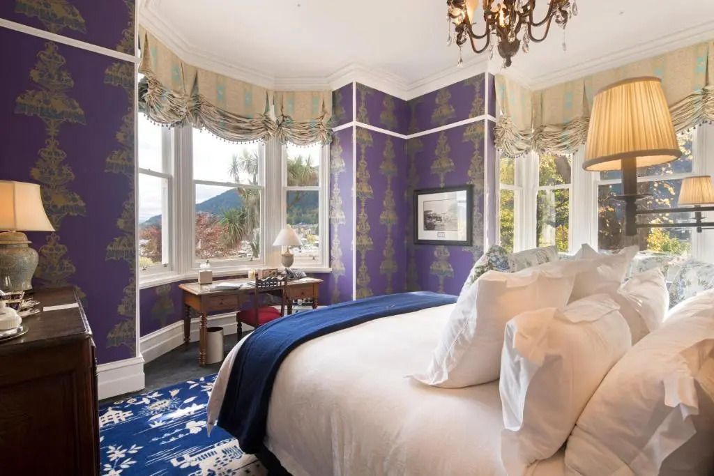 Gemütliches Schlafzimmer mit Blick auf See und Berge