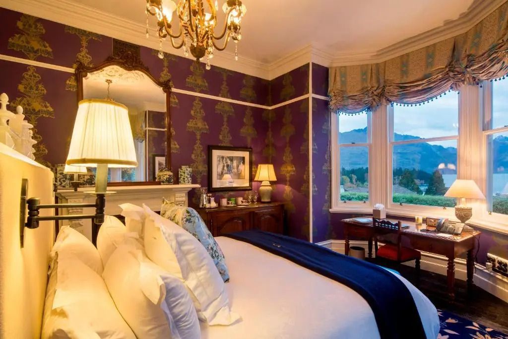 Romantisches Schlafzimmer bei Abenddämmerung mit Bergblick
