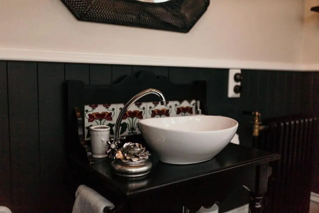 Waschtisch mit Dekoration und Waschbecken im Badezimmer