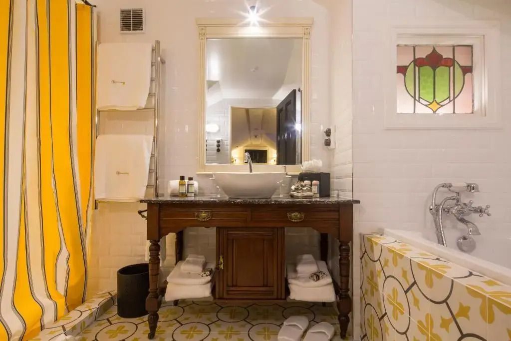 Elegantes Badezimmer mit Spiegel und Waschbecken