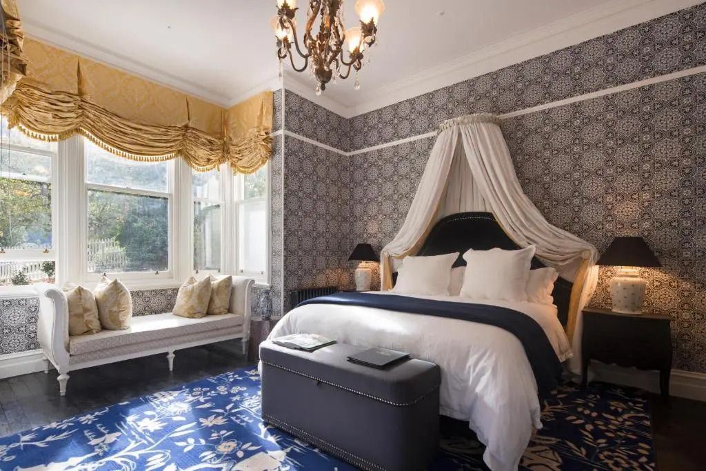 Luxuriöses Schlafzimmer mit Himmelbett und stilvollen Vorhängen