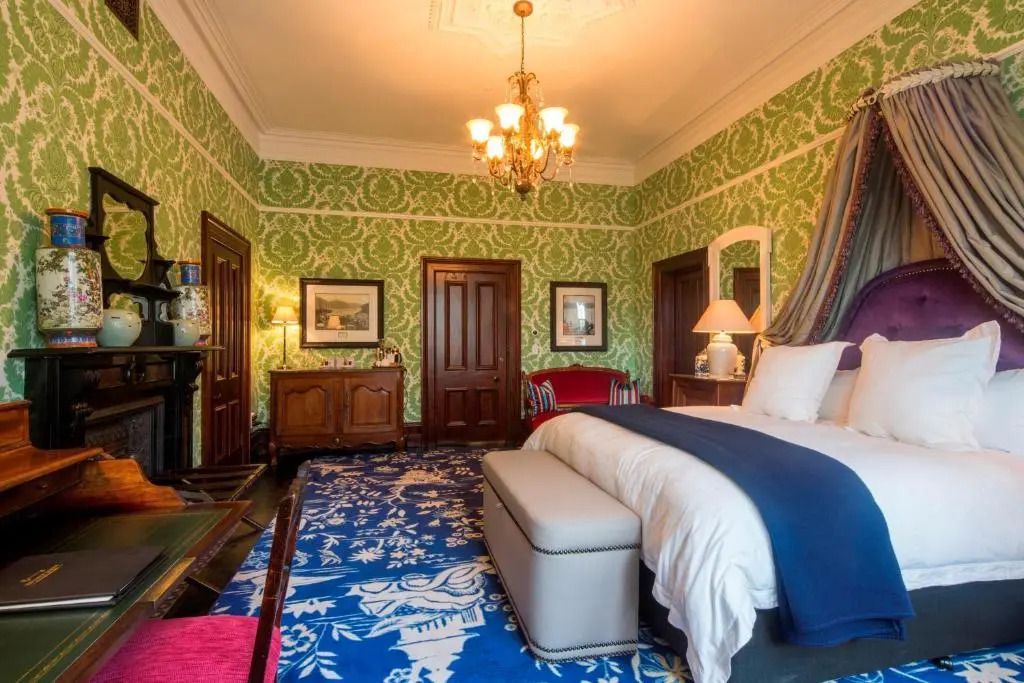 Geräumiges Schlafzimmer mit luxuriösem Teppich und eleganten Details