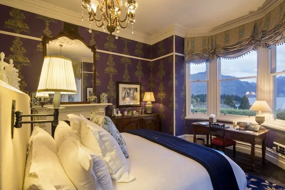 Elegantes Hotelzimmer mit prächtigen Tapeten und Blick auf die Berge