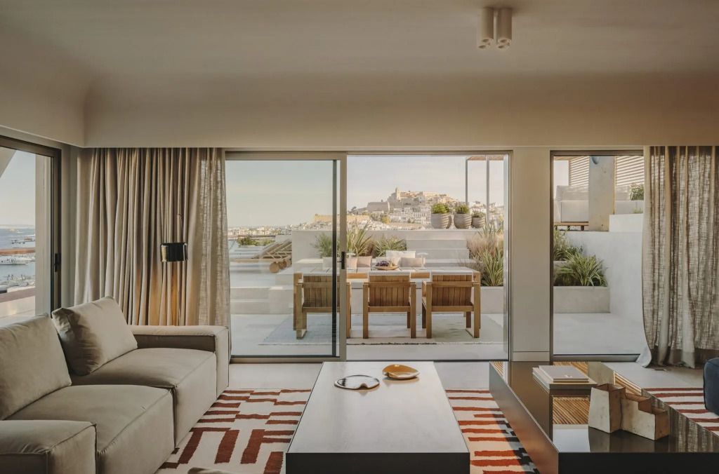 Wohnzimmer mit Aussicht auf Terrasse in der Dalt Vila Gran Suite, elegant dekoriert