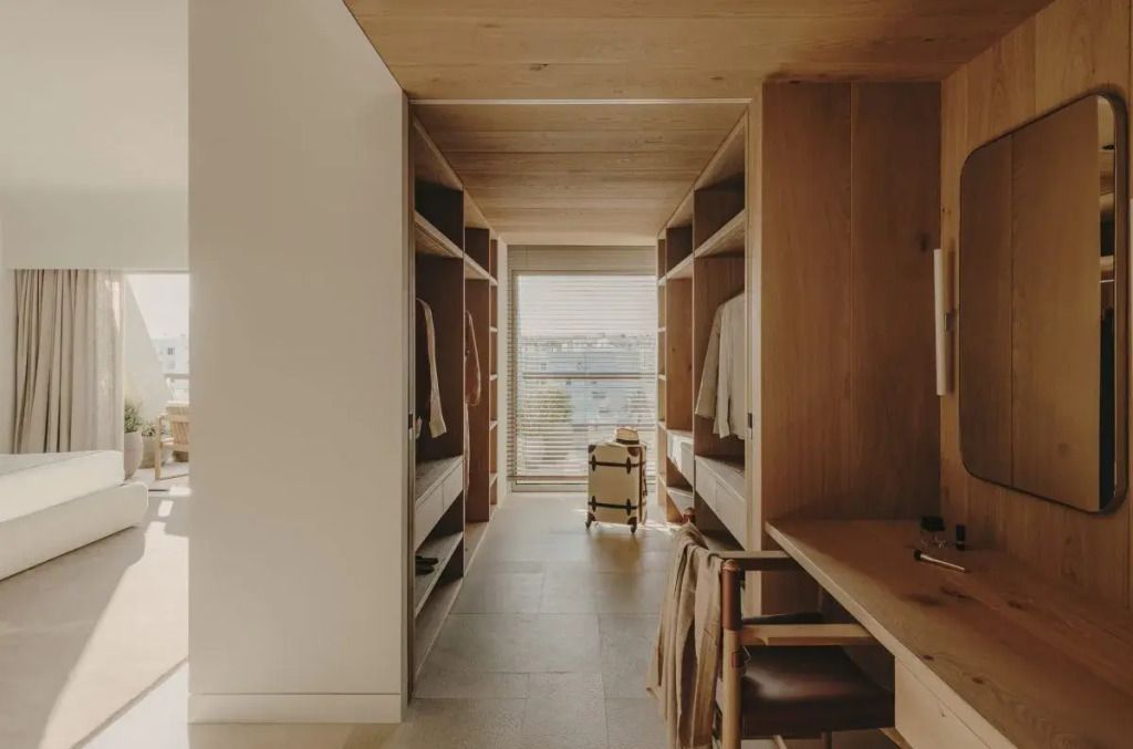 Durchgang mit begehbarem Kleiderschrank und Blick auf das Meer in der Dalt Vila Gran Suite
