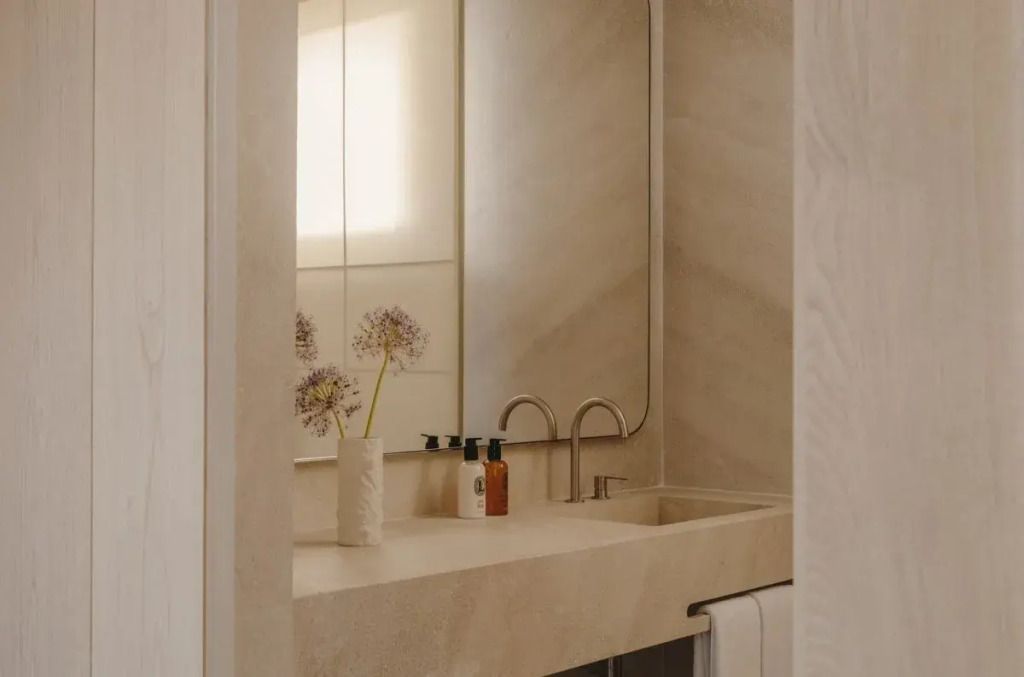 Elegantes Badezimmer in der Suite mit modernen Armaturen und natürlichem Licht