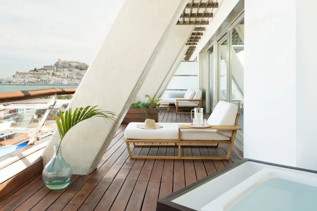 Private Terrasse mit Sonnenliegen und Blick auf die Umgebung