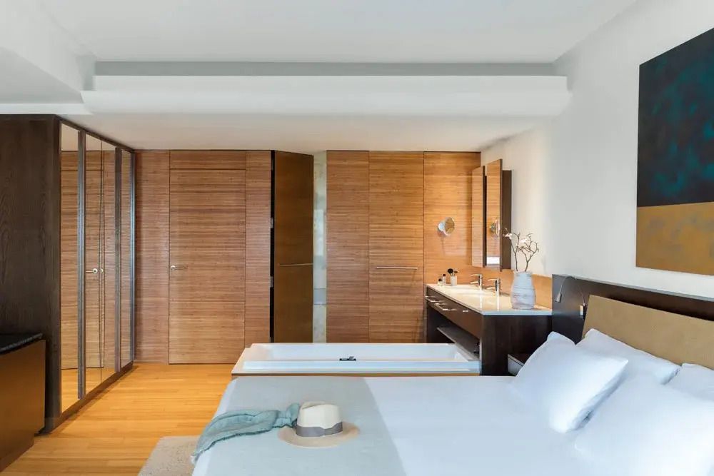 Moderne Junior-Suite mit minimalistischem Design und Holzakzenten