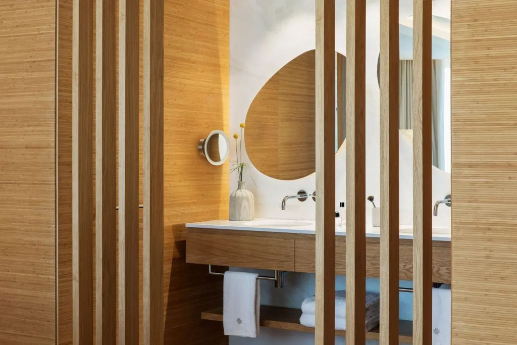 Modernes Badezimmerdesign mit Holzverkleidung und stilvoller Waschbeckenanordnung