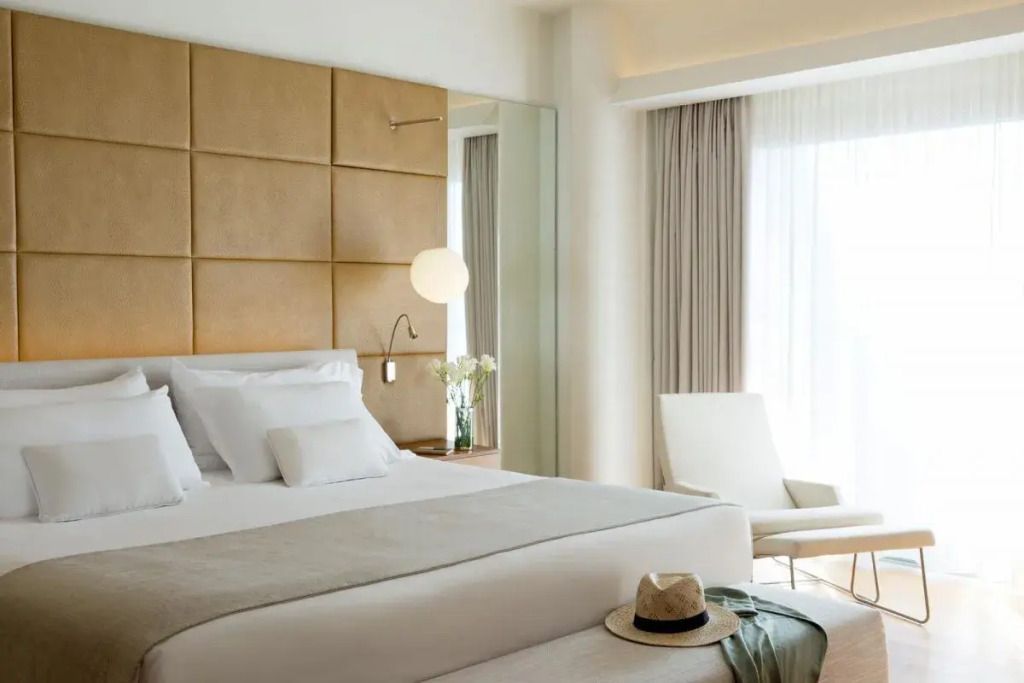 Luxuriöses Schlafzimmer mit modernem Design und großen Fenstern
