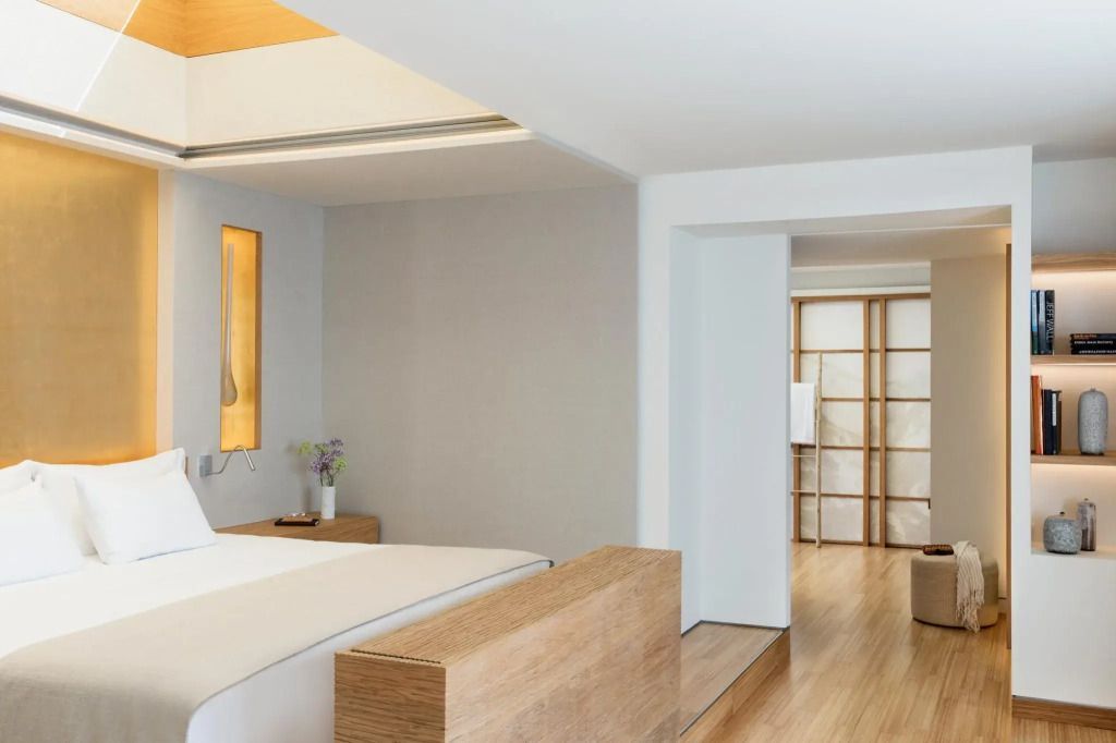 Helles Schlafzimmer mit minimalistischem Design und Holzelementen