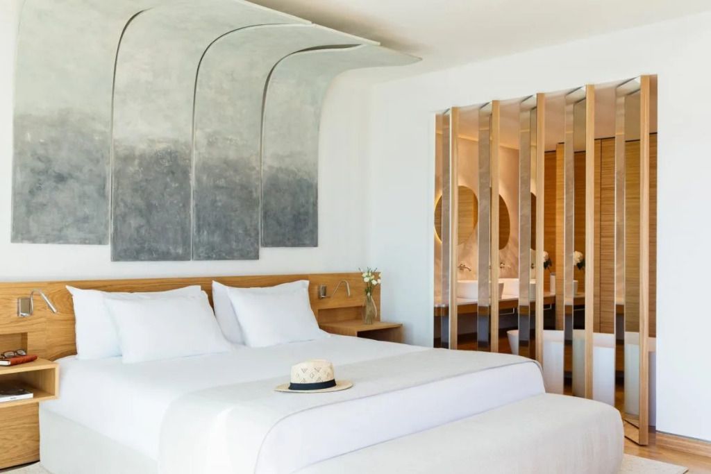 Modernes Schlafzimmer mit kreativen Deckenelementen und Spiegel