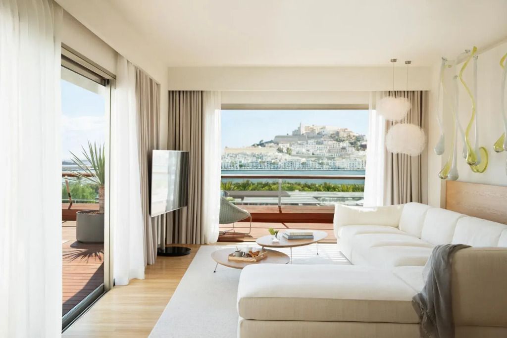 Helles Wohnzimmer mit Panoramablick auf die Altstadt von Ibiza