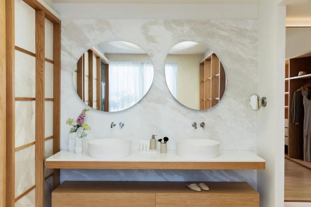 Badezimmer mit doppelten Waschbecken und großen Spiegeln