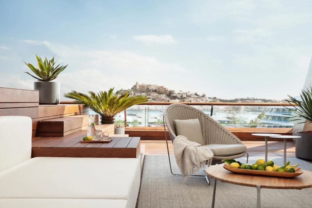 Terrasse mit komfortablen Sitzmöbeln und Blick auf das Meer
