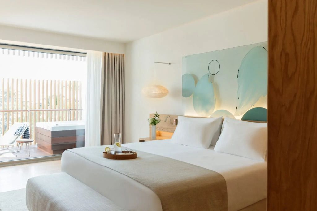 Modernes Doppelzimmer mit hellem Dekor und großem Fensterblick