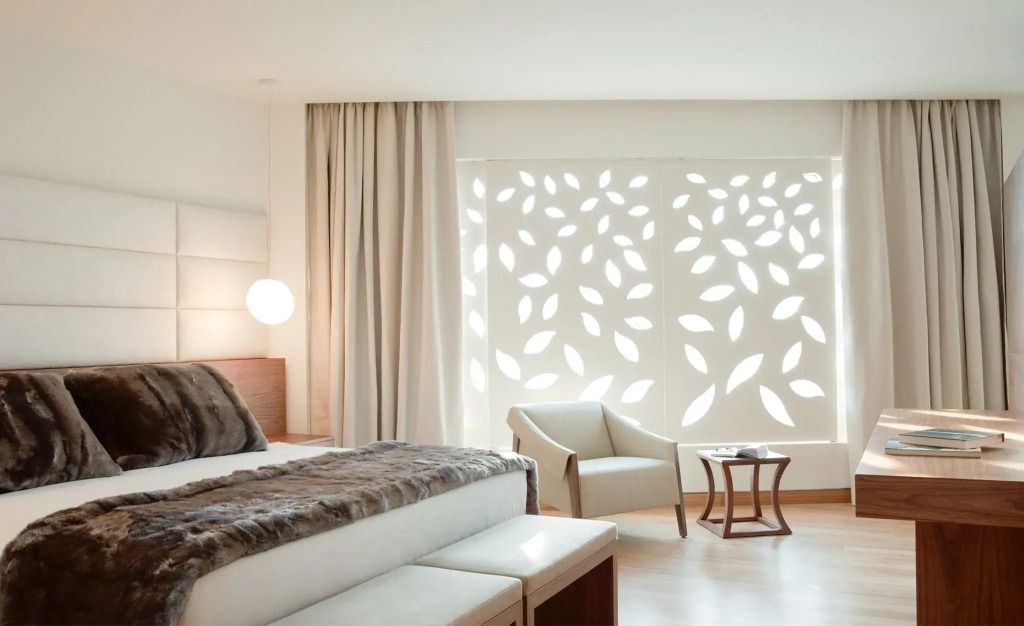 Helles und luxuriöses Schlafzimmer mit Designer-Dekoration.