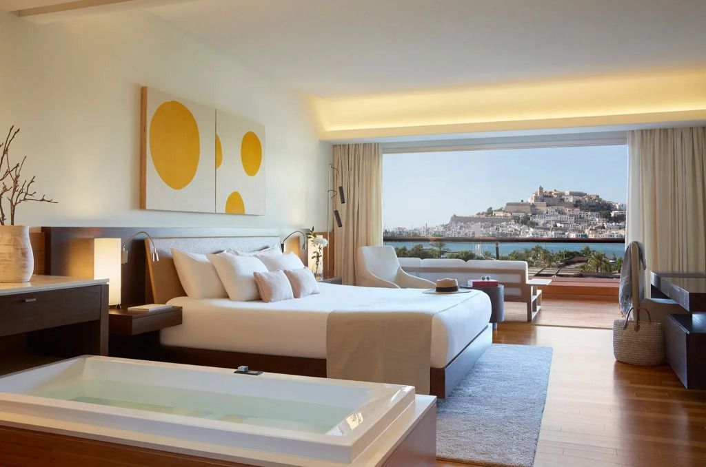 Geräumige Junior-Suite mit Doppelbett und Aussicht auf Ibiza-Stadt
