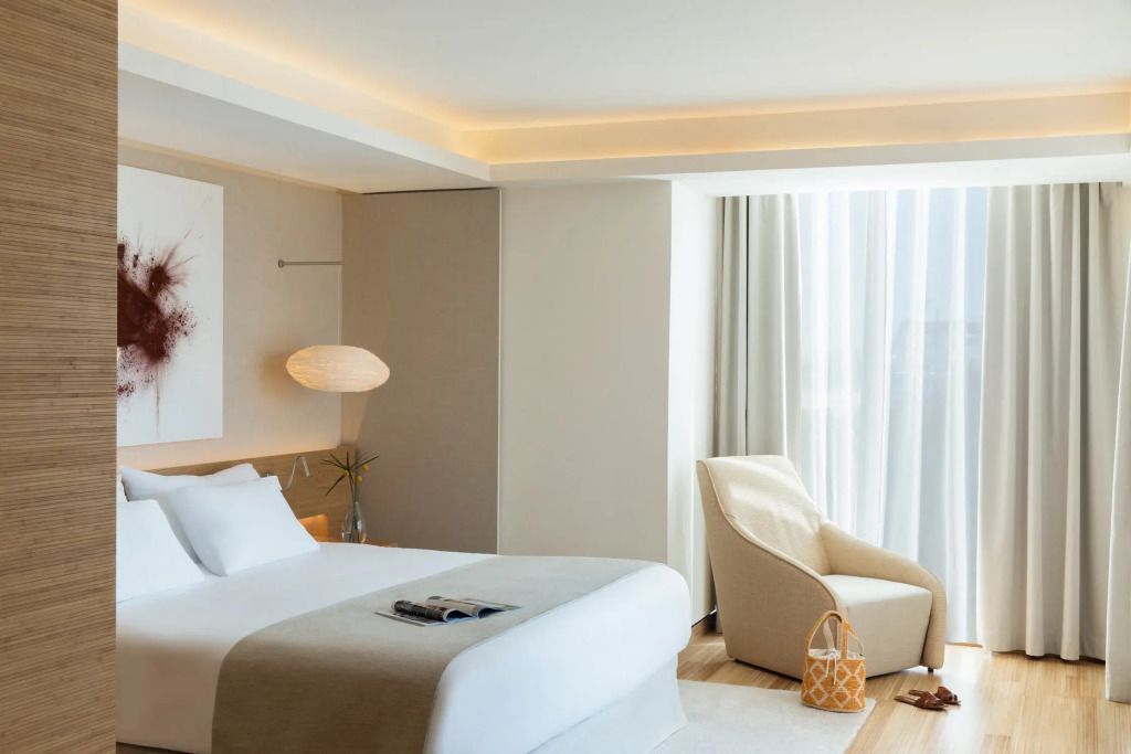 Helles Premium Doppelzimmer mit Doppelbett und gemütlicher Sitzecke