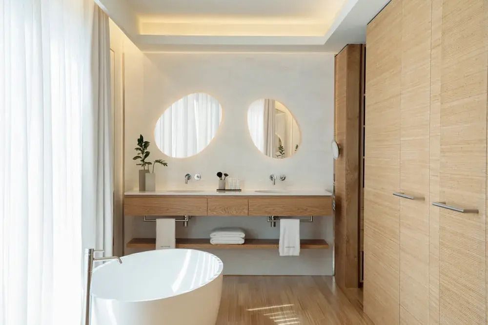 Modernes Badezimmer mit freistehender Badewanne und Doppelwaschbecken