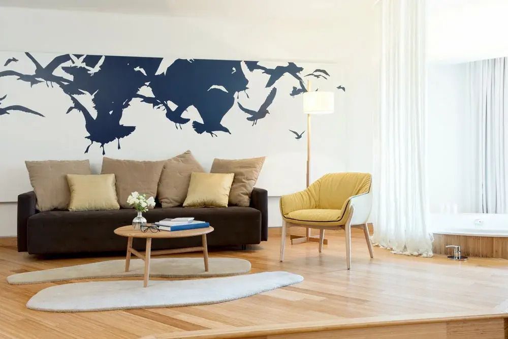 Wohnbereich mit stilvoller Couch und Wandkunst in harmonischen Farben