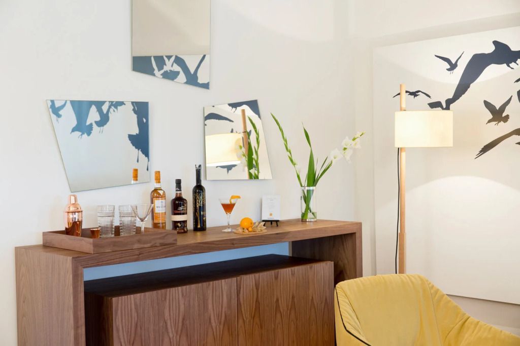 Gut ausgestattete Minibar mit Getränken in einem stilvollen Zimmer