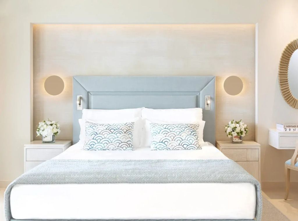 Deluxe Doppelbett in einer stilvollen Suite mit eleganter Beleuchtung und Dekoration.
