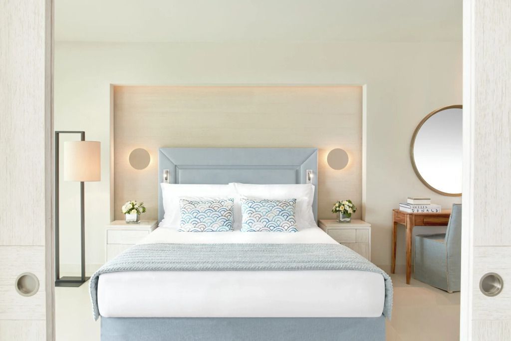 Helles Schlafzimmer mit Doppelbett und eleganter Dekoration in sanften Farben