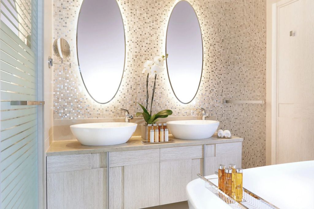 Luxuriöses Badezimmer mit Doppelwaschbecken und modernen Armaturen