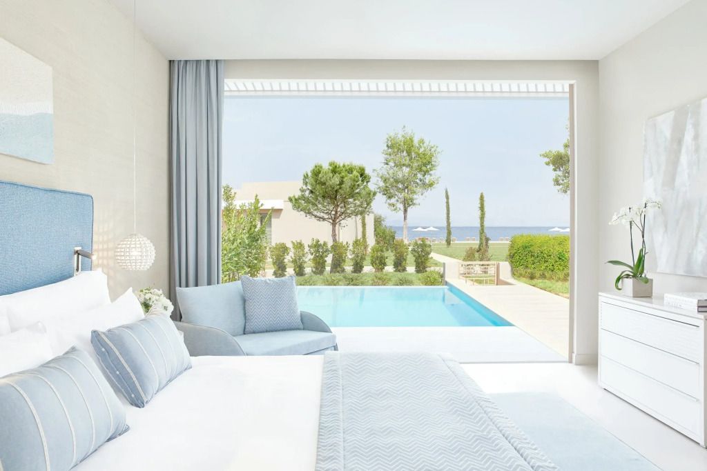 Helle Suite mit privatem Pool und Meerblick im Ikos Dassia