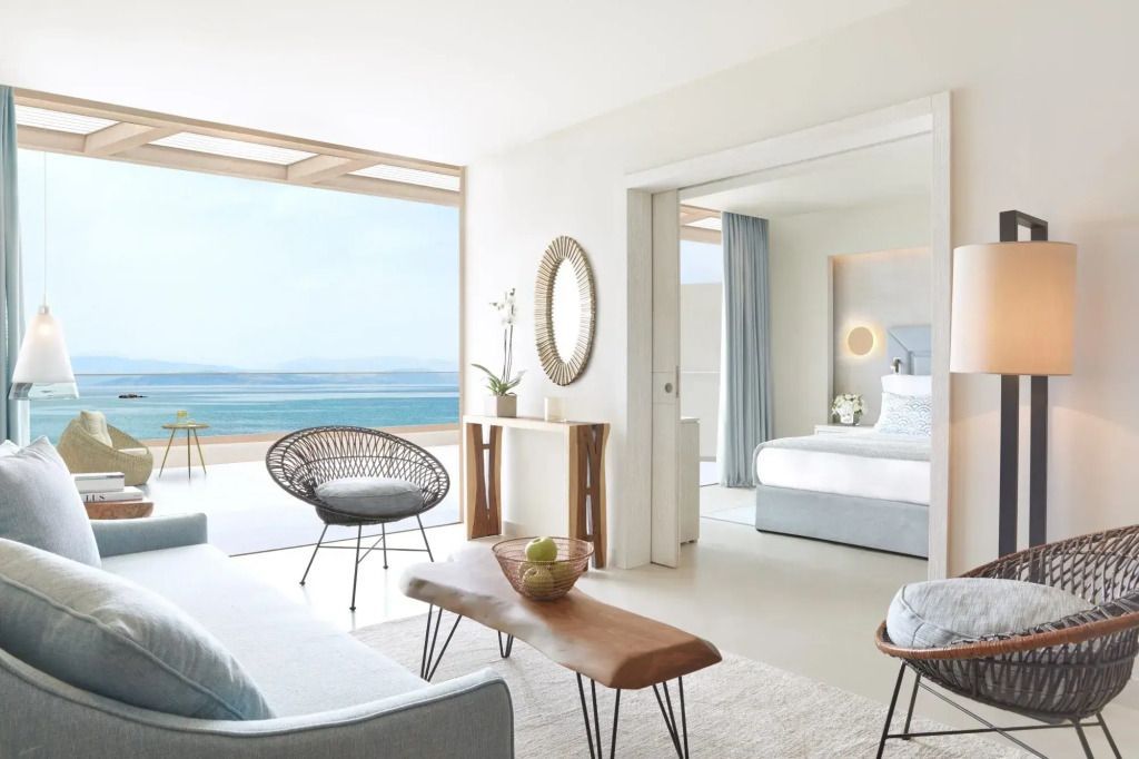 Helles Wohnzimmer mit Blick aufs Meer und modernem Design.