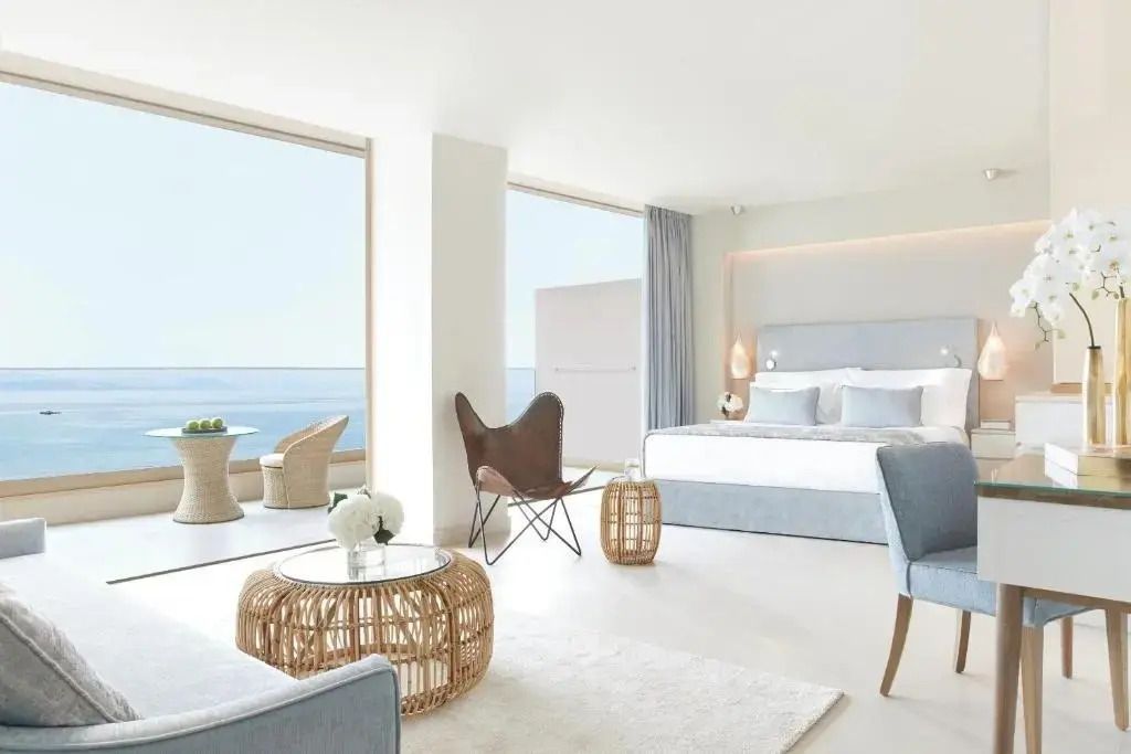 Helle Junior-Suite mit Meerblick und stilvoller Einrichtung