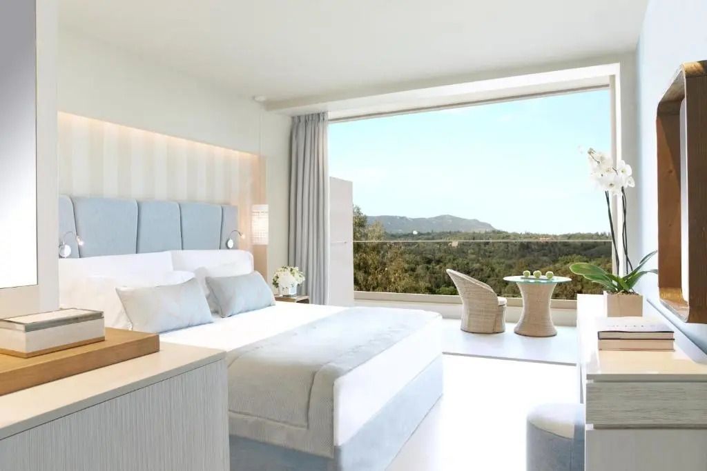 Modernes Doppelzimmer mit Blick auf die Landschaft und stilvoller Einrichtung